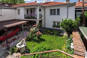Bogdanovski Studios & Guest Rooms