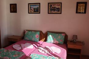 Bogdanovski Studios & Guest Rooms