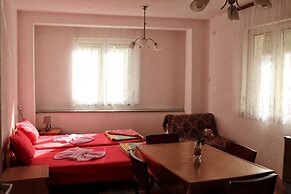 Bogdanovski Studios & Guest Rooms
