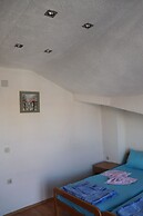 Bogdanovski Studios & Guest Rooms