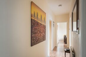 Novelty Suites - Roslin Street