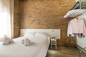 Happy People Sagrada Familia