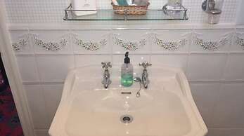 Hillcrest House Bed & Breakfast