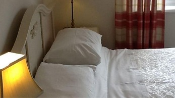 Hillcrest House Bed & Breakfast