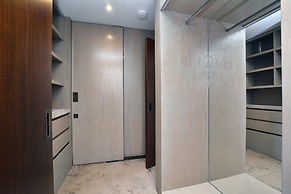 Hans Crescent Apartment