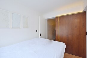 Hans Crescent Apartment