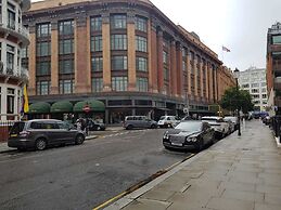 Hans Crescent Apartment