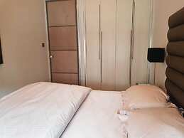 Hans Crescent Apartment