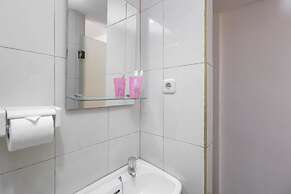 RedDoorz Plus near Galaxy Bekasi