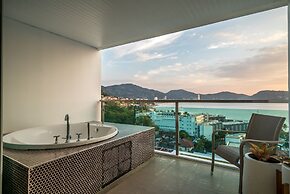 Baycliff Residence by Lofty