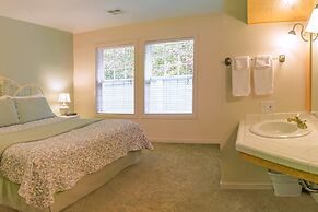 Oak Lawn Cottage ~ 1.5 Blocks to OSF