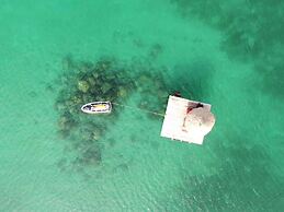 Madu Tiga Beach & Resort