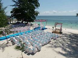 Madu Tiga Beach & Resort