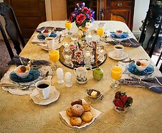 Holden House 1902 Bed & Breakfast Inn