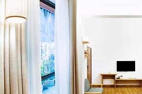 Listening To The Rain Hall Inn