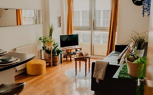 Lovely Bohemian Apartment in Heart of City Life