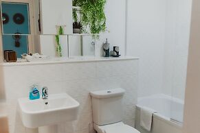 Lovely Bohemian Apartment in Heart of City Life