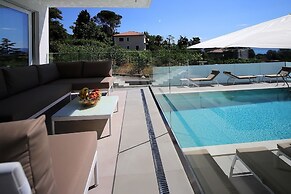 Designed Apartment with Swimming Pool