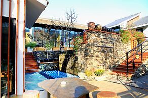 Carpenter's Rustic Courtyard-Great Wall