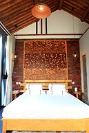 Carpenter's Rustic Courtyard-Great Wall