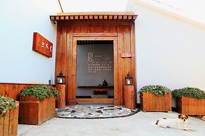 Carpenter's Rustic Courtyard-Great Wall
