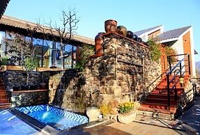 Carpenter's Rustic Courtyard-Great Wall