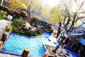 Carpenter's Rustic Courtyard-Great Wall