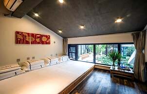 Carpenter's Rustic Courtyard-Great Wall