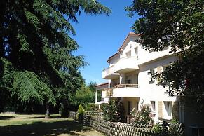 Chambre d'hôtes avec balcon et vue sur le parc, hôte privé