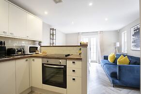 Elliot Oliver - 2 Bedroom Garden Apartment With Parking
