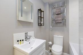 Elliot Oliver - 2 Bedroom Garden Apartment With Parking