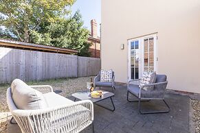 Elliot Oliver - 2 Bedroom Garden Apartment With Parking