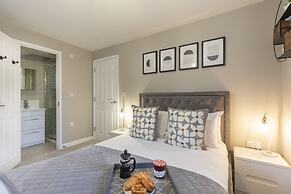 Elliot Oliver - 2 Bedroom Garden Apartment With Parking