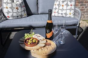 Elliot Oliver - 2 Bedroom Garden Apartment With Parking