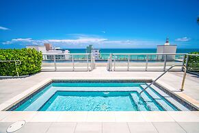 CH Deluxe Apartments  by MDR