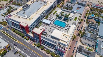 CH Deluxe Apartments  by MDR