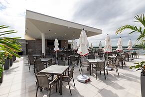 CH Deluxe Apartments  by MDR