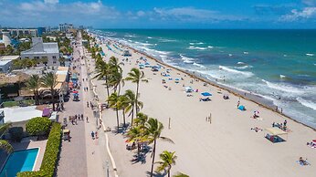 CH Deluxe Apartments  by MDR