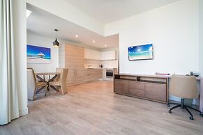 CH Deluxe Apartments  by MDR