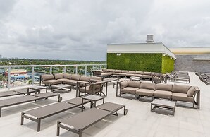 CH Deluxe Apartments  by MDR