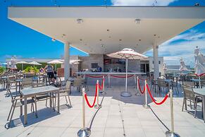 CH Deluxe Apartments  by MDR