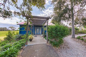 Outlook Hill Vineyard Cottages