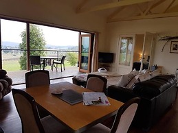 Outlook Hill Vineyard Cottages