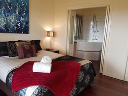 Outlook Hill Vineyard Cottages