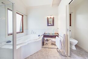 Outlook Hill Vineyard Cottages