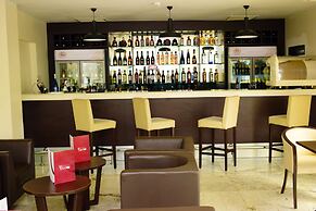 Monty Suites & Golf