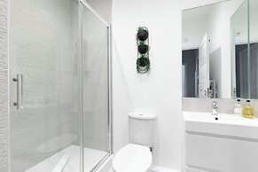 Elliot Oliver - Stylish 2 Bedroom Town Centre Apartment