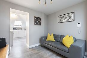 Elliot Oliver - Modern 2 Bedroom Town Centre Apartment