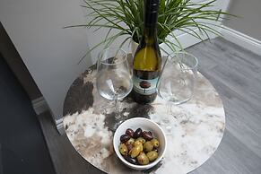 Elliot Oliver - Modern 2 Bedroom Town Centre Apartment