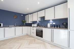 Elliot Oliver - Luxury 3 Bedroom Town Centre Apartment With Parking